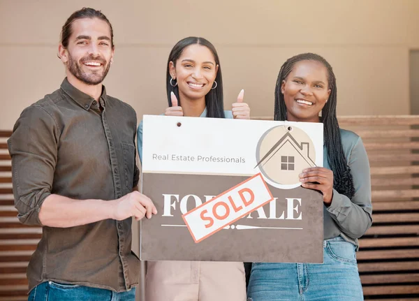 Shot Young Couple Real Estate Agent Holding Sold Board House — Stockfoto