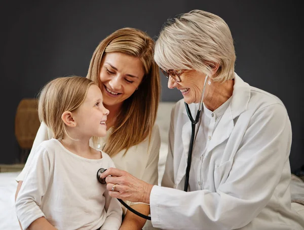 Shot Doctor Examining Little Girl Her Mother Stethoscope Bed Home —  Fotos de Stock