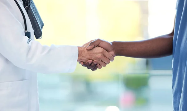 Shot Two Unrecognizable Doctors Shaking Hands Work — 图库照片