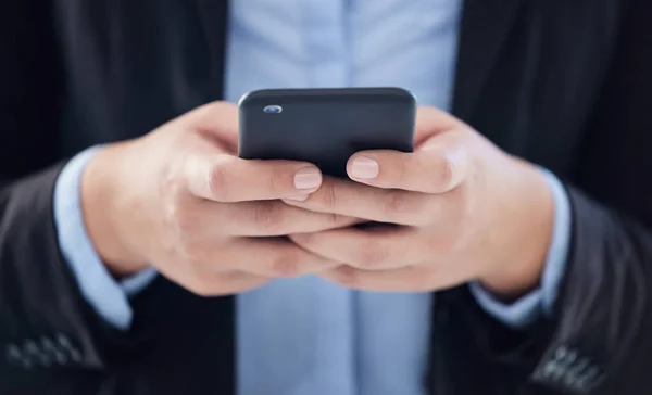 Opname Van Een Onherkenbare Zakenman Met Een Smartphone Een Modern — Stockfoto