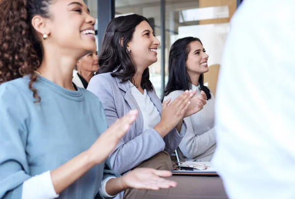 Recorte Grupo Empresarios Aplaudiendo Durante Seminario Sala Conferencias — Foto de Stock