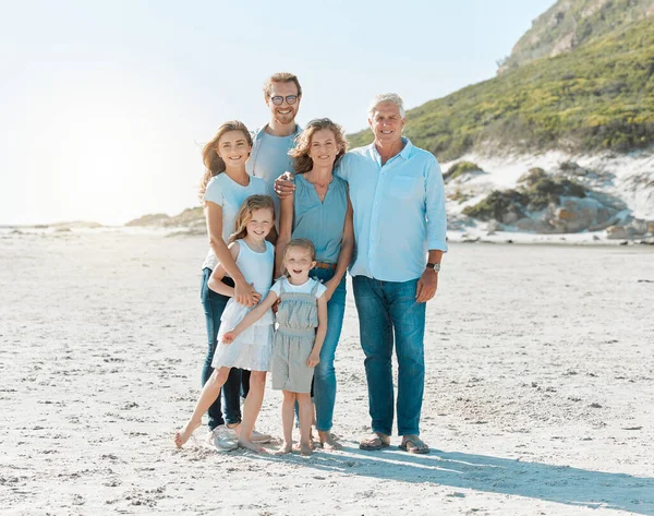 Zastřelen Multigenerační Rodinou Trávící Den Pláži — Stock fotografie