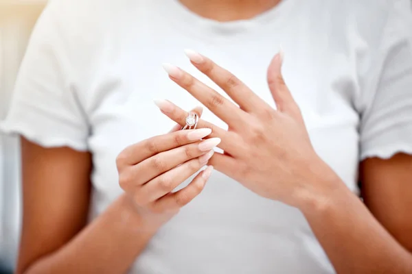 Cropped Shot Unrecognisable Woman Standing Alone Taking Her Wedding Ring — Zdjęcie stockowe