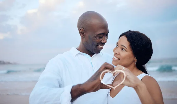 Shot Beautiful Couple Making Heart Hands While Bonding Beach — Stockfoto