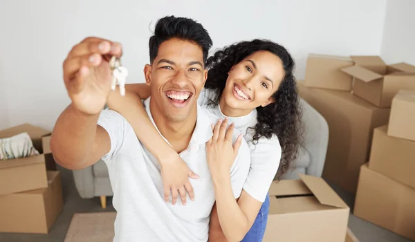 Shot Young Couple Holding Key New House — Stockfoto