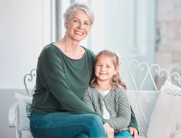 Sonriente Niña Adorable Sentada Con Abuela Mientras Une Ella Casa — Foto de Stock