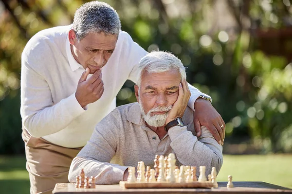 Schaak Van Twee Oudere Mannen Die Buiten Een Potje Schaken — Stockfoto