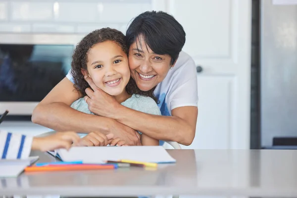 Girato Una Nonna Che Aiuta Sua Nipote Tavolo Della Cucina — Foto Stock