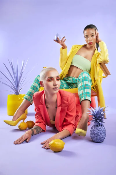 Porträt Zweier Attraktiver Junger Frauen Flippiger Kleidung Vor Violettem Hintergrund — Stockfoto