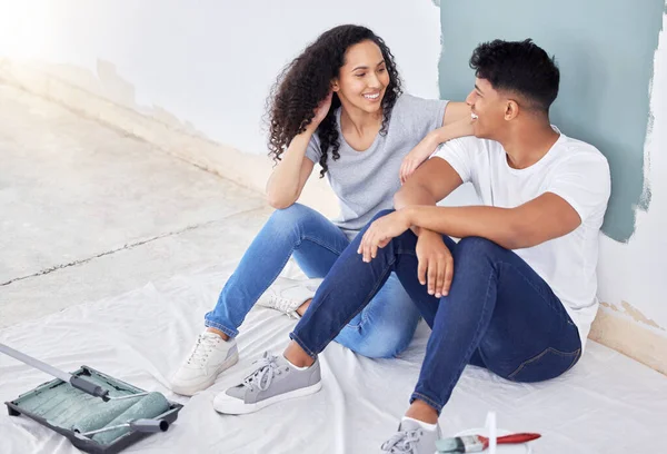 Tiro Jovem Casal Pintando Uma Parede Quarto Juntos — Fotografia de Stock