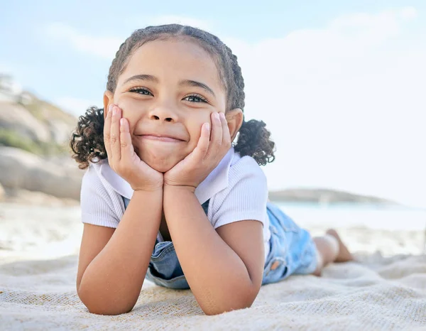 Ritratto Una Adorabile Bambina Giocherellona Che Rilassa Con Mani Sul — Foto Stock