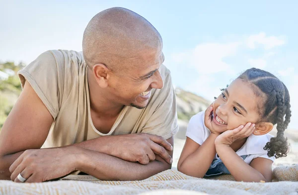 Sorrindo Pai Solteiro Filha Pequena Olhando Para Outro Enquanto Relaxa — Fotografia de Stock