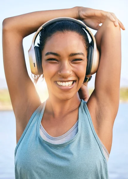 Πορτρέτο Της Ευτυχισμένης Γυναίκας Κάνει Προθέρμανση Τεντώνεται Χρησιμοποιώντας Ακουστικά Για — Φωτογραφία Αρχείου