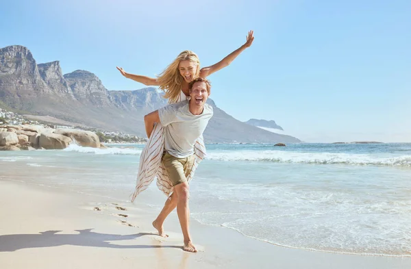 Portrait Happy Loving Young Couple Enjoying Day Beach Summer Cheerful — Stockfoto