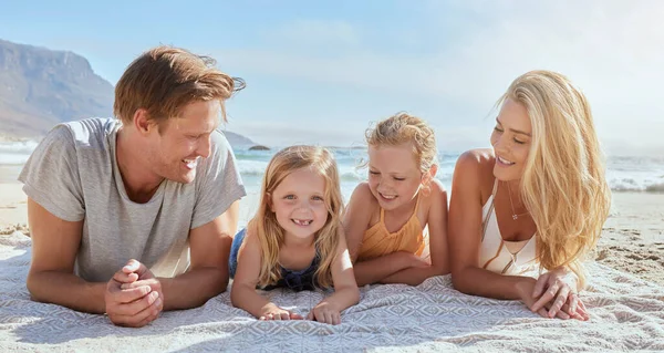 Portrait Carefree Family Relaxing Bonding Beach Cheerful Little Girls Having — ストック写真