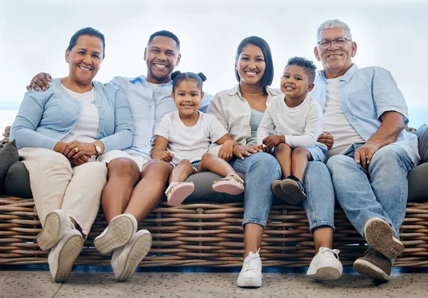 Família Hispânica Feliz Contente Sorrindo Enquanto Relaxa Senta Sofá Juntos — Fotografia de Stock