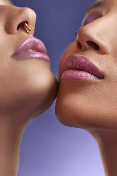 Обрезанный Снимок Двух Молодых Женщин Фиолетовым Макияжем — стоковое фото