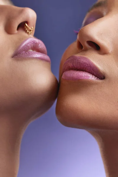 Cropped Shot Two Young Women Wearing Purple Make — Stock fotografie