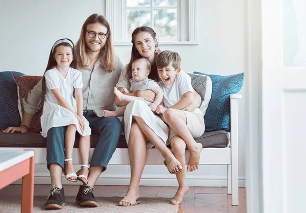 Shot Van Een Jong Gezin Hechting Samen Huis — Stockfoto