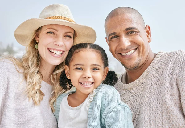 Portrait Interracial Happy Family Bonding While Beach Vacation Together Cute — ストック写真