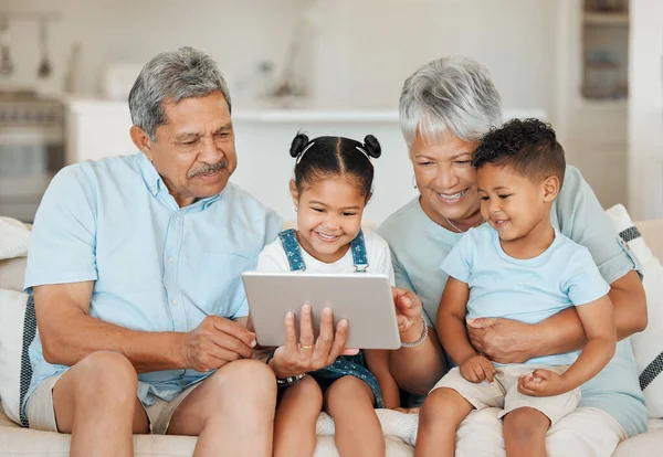 Tiro Avós Unindo Com Seus Netos Usando Tablet Digital Sofá — Fotografia de Stock