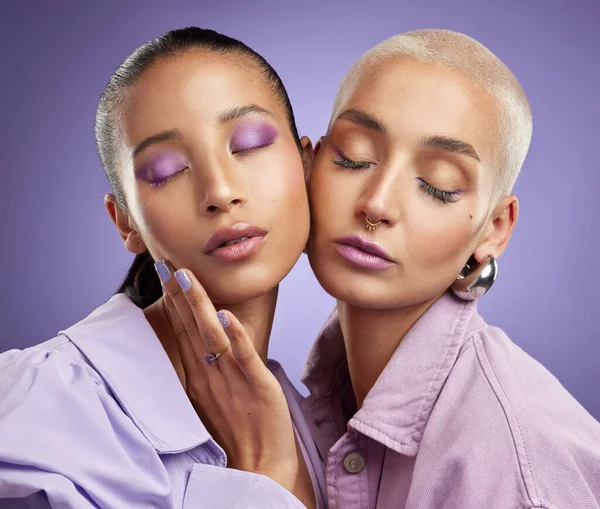 Foto Dos Hermosas Mujeres Jóvenes Posando Púrpura —  Fotos de Stock