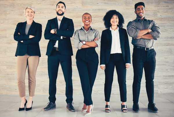 Girato Gruppo Imprenditori Piedi Con Braccia Incrociate Ufficio Lavoro — Foto Stock