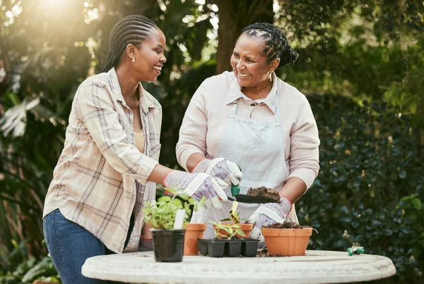 Tiro Uma Mãe Filha Jardinando Juntos Seu Quintal — Fotografia de Stock