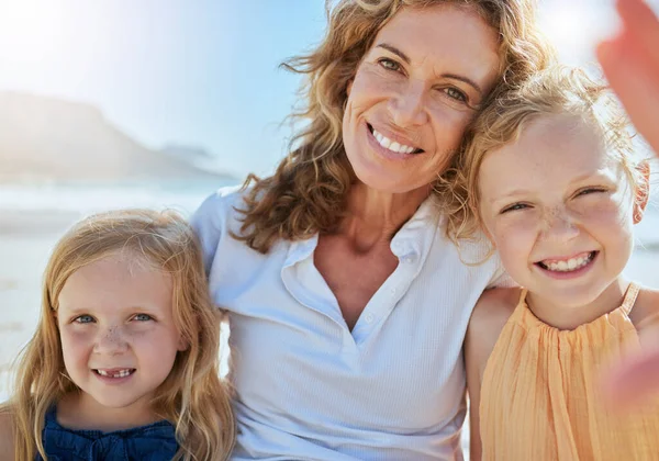 Portrait Happy Family Taking Selfie Beach While Vacation Summer Mature — Stockfoto