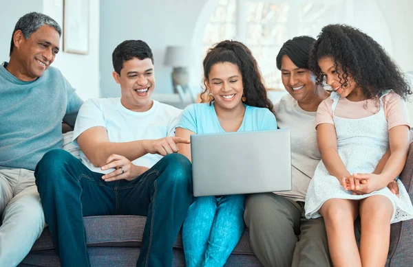 Shot Beautiful Family Using Laptop While Bonding Sofa Home — Stockfoto