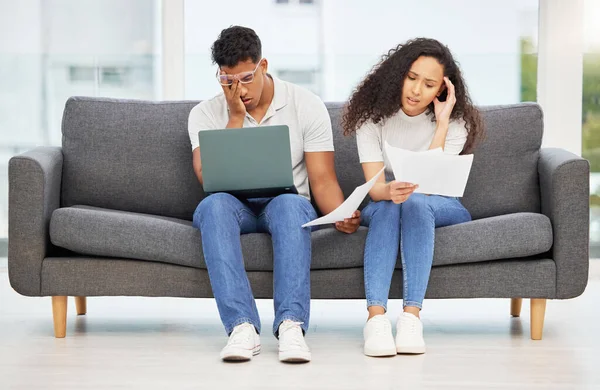 Tiro Jovem Casal Usando Laptop Enquanto Passa Pela Papelada Casa — Fotografia de Stock