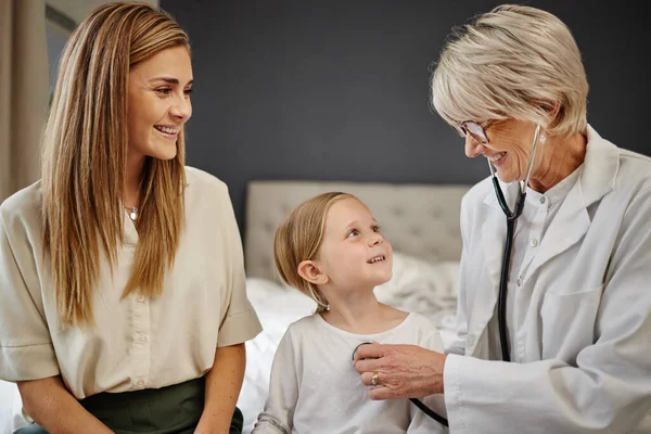 Shot Doctor Examining Little Girl Her Mother Stethoscope Bed Home — Zdjęcie stockowe