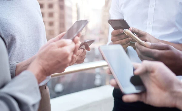 Tiro Cortado Grupo Empresários Irreconhecíveis Usando Seus Celulares — Fotografia de Stock