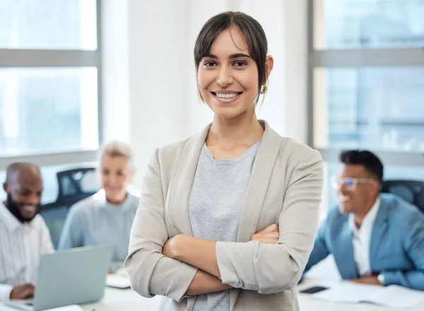 Portrait Young Businesswoman Standing Her Arms Crossed Office Her Colleagues — Stock fotografie