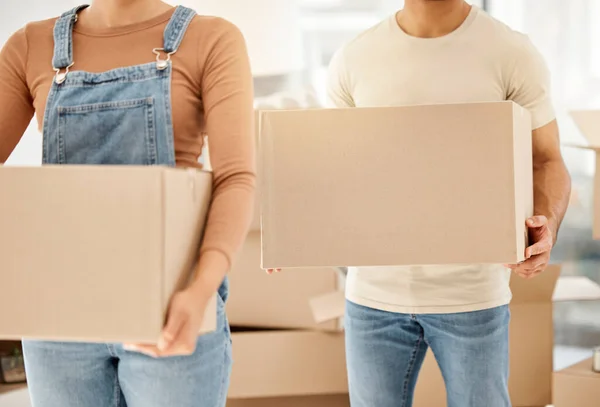 Closeup Shot Unrecognisable Couple Carrying Boxes While Moving House — Stockfoto
