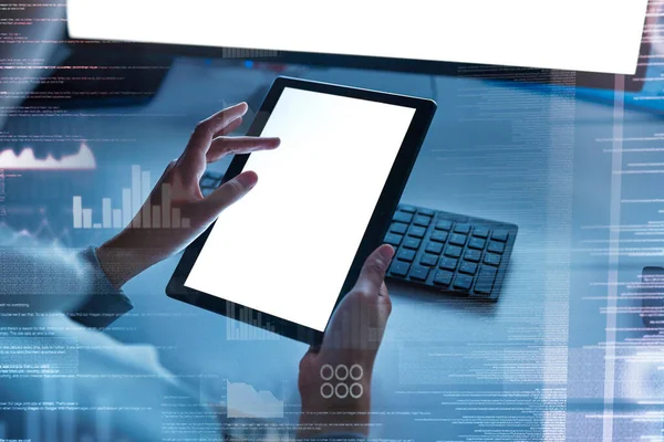 Przycięte Zdjęcie Nierozpoznawalnej Bizneswoman Siedzącej Samotnie Biurze Korzystającej Tabletu Cyfrowego — Zdjęcie stockowe