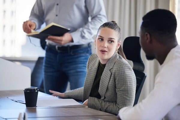 Zwei Geschäftsleute Bei Einem Treffen Bei Der Arbeit Erschossen — Stockfoto