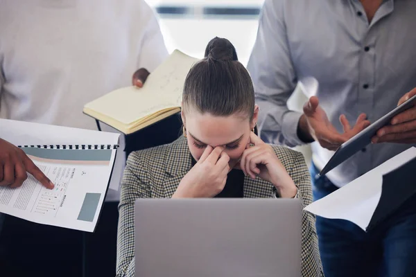 Strzał Młodej Bizneswoman Cierpiącej Ból Głowy Wymagającym Środowisku Pracy — Zdjęcie stockowe