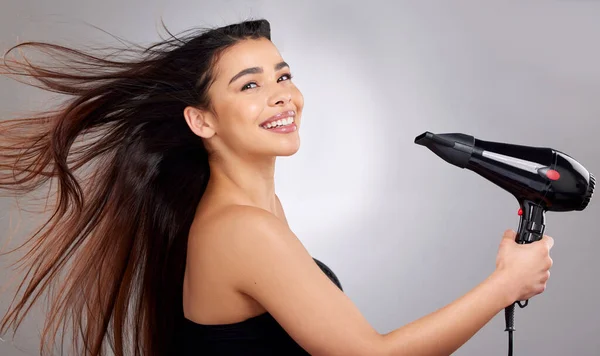 Studio Portrait Attractive Young Woman Blowdrying Her Hair Grey Background — Stock fotografie