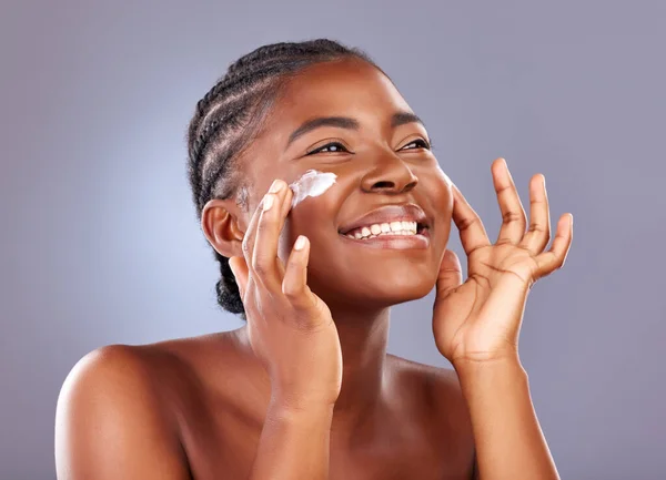 Studio Shot Beautiful Young Woman Applying Moisturiser Her Face — Stock Photo, Image