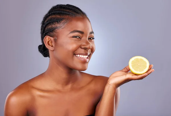 Studio Shot Beautiful Young Woman Holding Halved Lemon — Stockfoto