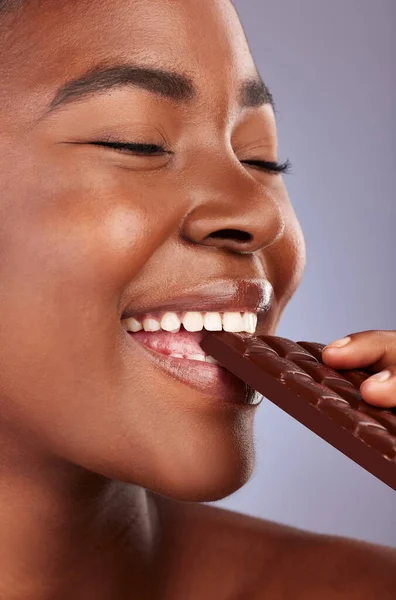 Studio Shot Beautiful Young Woman Biting Piece Chocolate — Stock fotografie