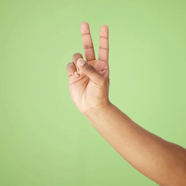 Vágott Felvétel Egy Kézről Amely Zöld Háttér Mellett Mutatja Békejelet — Stock Fotó
