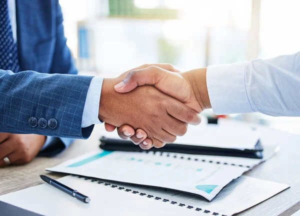 Shot Two Unrecognizable Businessmen Shaking Hands Office — Stok fotoğraf