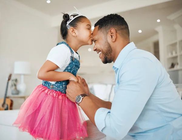 Tiro Uma Menina Dando Beijo Pai Casa — Fotografia de Stock