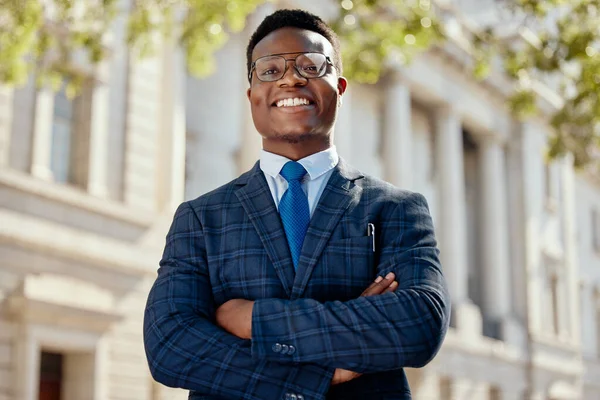 Shot Young Businessman Standing His Arms Crossed City — Stockfoto