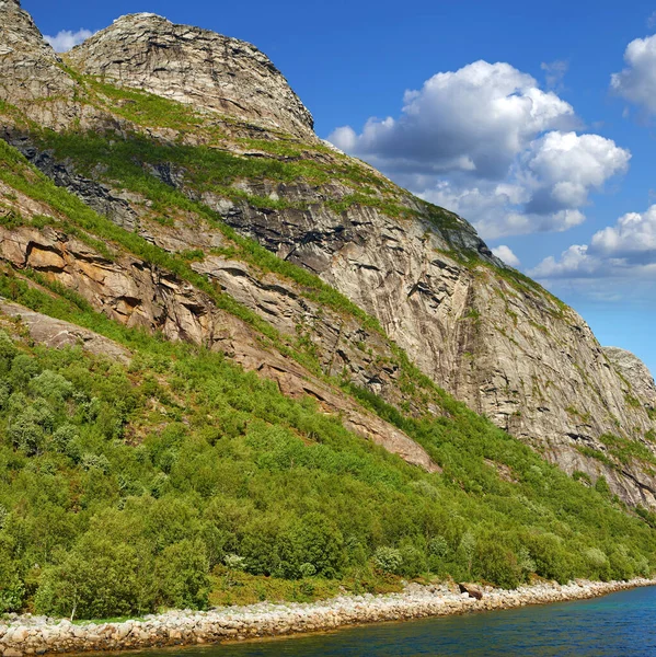 Costa Pitoresca Lago Montês Noruega Close Para Cidade Bodo Caminhadas — Fotografia de Stock