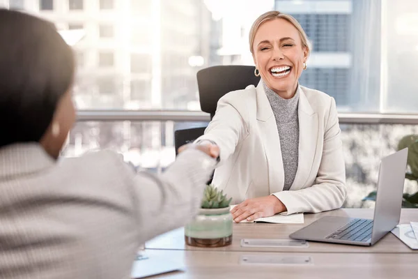 Shot Young Businesswoman Shaking Hands Fellow Staff Member — Stock Photo, Image