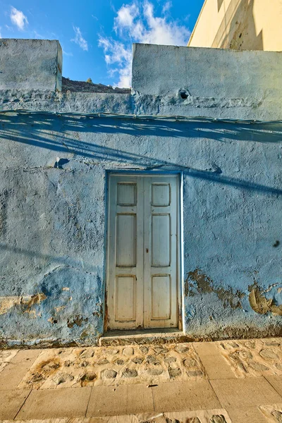 Старый Заброшенный Дом Дом Выветрившейся Голубой Стеной Деревянной Дверью Винтажное — стоковое фото