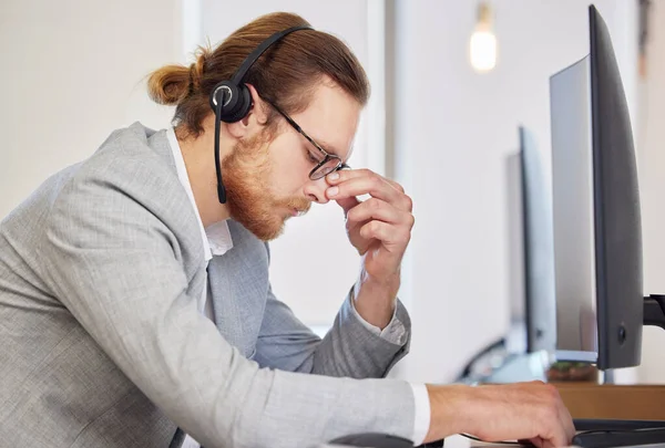 Shot Handsome Customer Service Agent Sitting Alone His Office Feeling — Foto de Stock